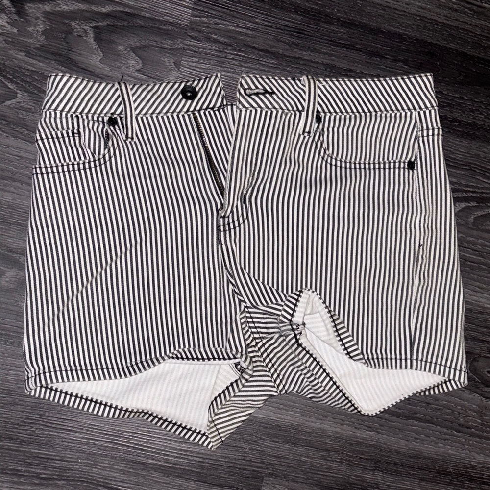 Blackheart Monochrome Striped Shorts with skull 💀
